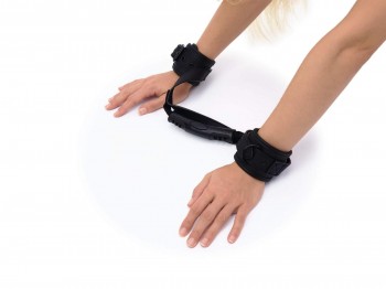 Control Cuffs - Bondage Neopren Handfesseln mit Griff