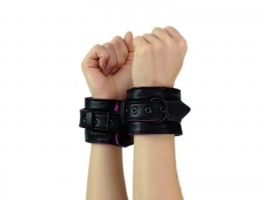 Bondage Handfesseln gepolstert schwarz-pink Bondage Handfesseln gepolstert schwarz-pink