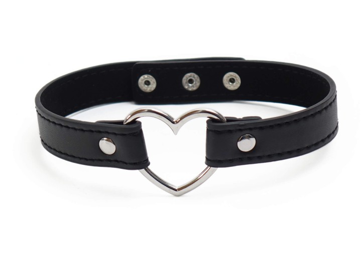 Süßes schwarzes Halsband mit silbernem Herz